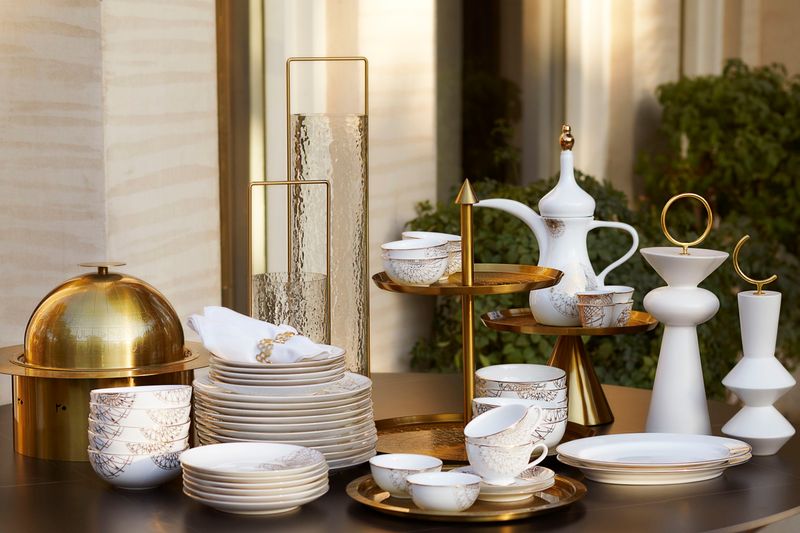 Yasmin-Sundial-Cake-Stand
